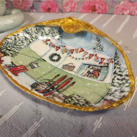 DECOUPAGE CLAM SHELL DECOUPAGE CHRISTMAS TRAILER ON A CLAM SHELL TRINKET DISH - Picture 7 of 10